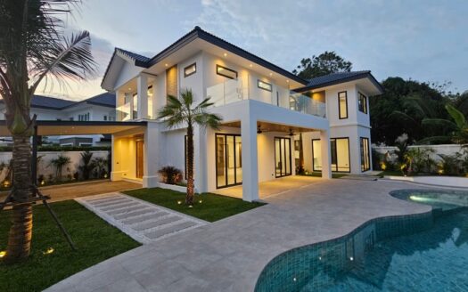 Villa 4 Camere Piscina in Vendita Land & House Phuket