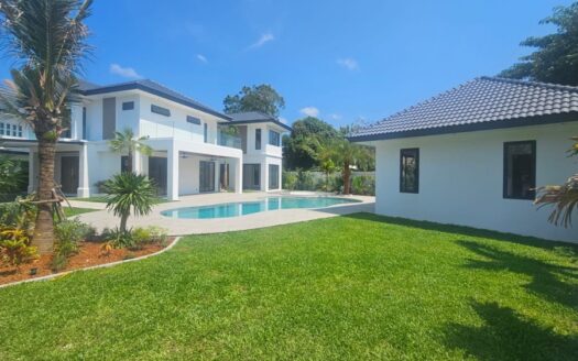 Villa 4 Camere Piscina in Vendita Land & House Phuket