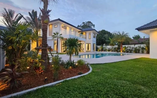 Villa 4 Camere Piscina in Vendita Land & House Phuket